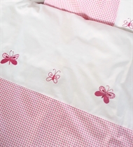 babysängkläder med fjäril i en mörk rosa